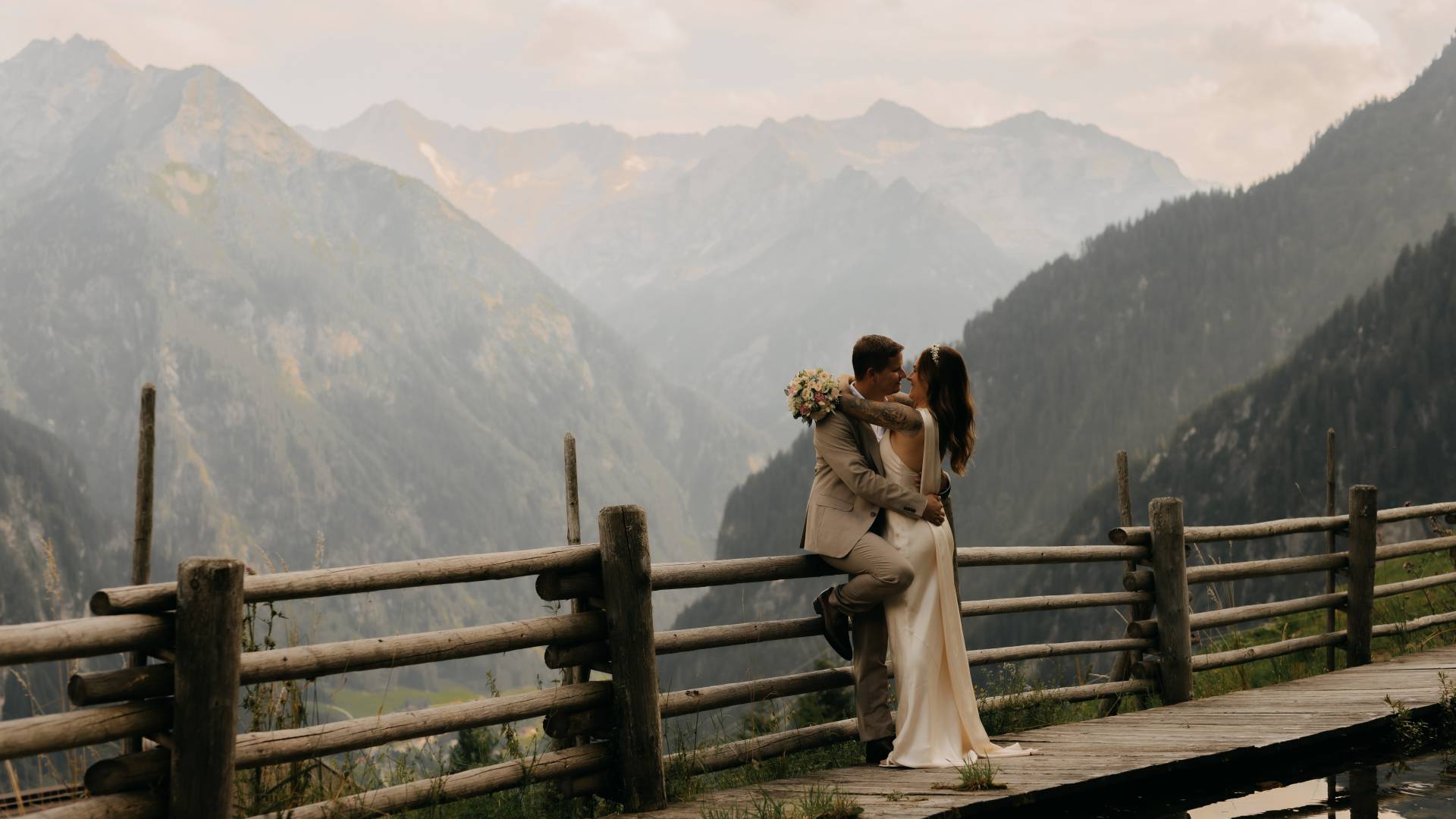 Hochzeitspaar auf der Rössl Alm mit Blick auf die Berge